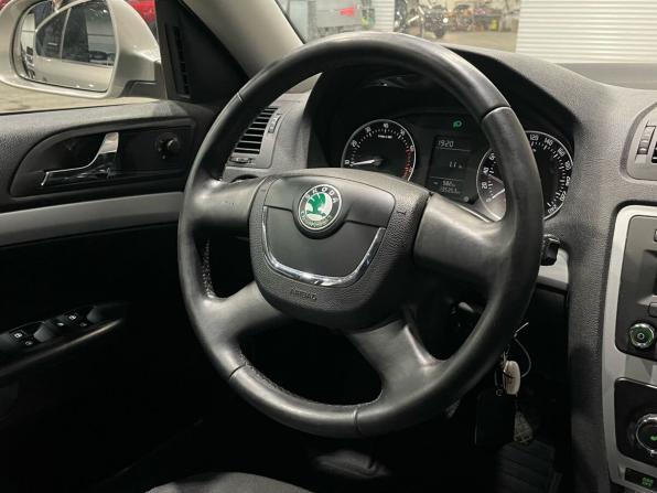 Skoda Octavia II (A5) Рестайлинг с пробегом 2011 года, цена 950 000 рублей, 135346 км, лифтбек, Автокод Объявления
