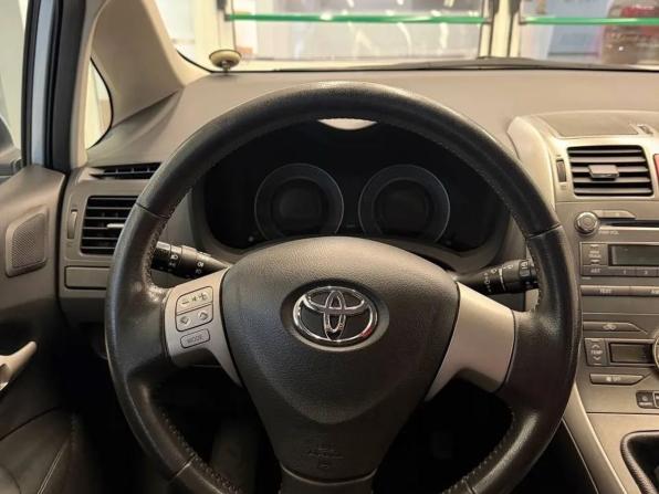 Toyota Auris I с пробегом 2009 года, цена 675 000 рублей, 201000 км, хэтчбек, Автокод Объявления