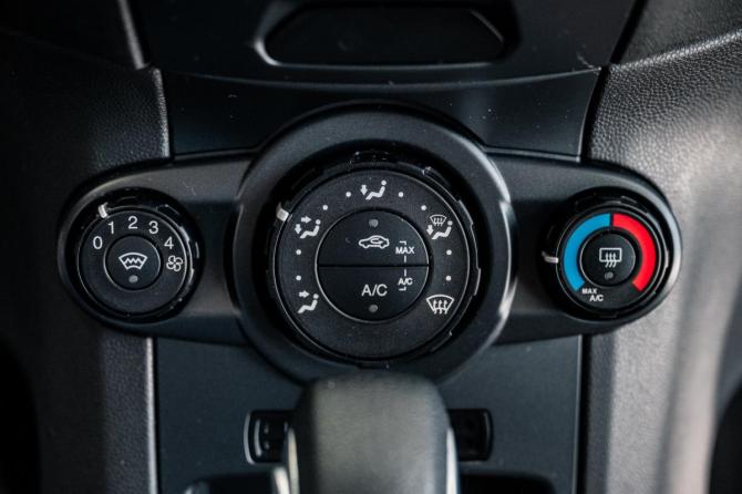 Ford Fiesta Mk6 Рестайлинг с пробегом 2018 года, цена 960 000 рублей, 90700 км, хэтчбек, Автокод Объявления