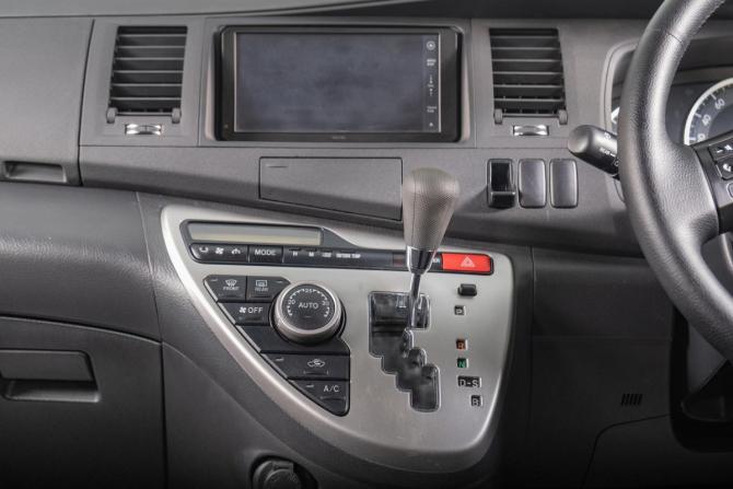 Toyota ISis I Рестайлинг с пробегом 2011 года, цена 1 449 000 рублей, 77300 км, компактвэн, Автокод Объявления