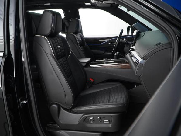 Cadillac Escalade V с пробегом 2023 года, цена 10 527 077 рублей, 42095 км, внедорожник, Автокод Объявления