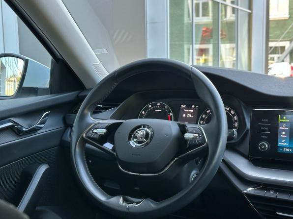 Skoda Octavia IV (A8) с пробегом 2021 года, цена 2 279 000 рублей, 69436 км, лифтбек, Автокод Объявления