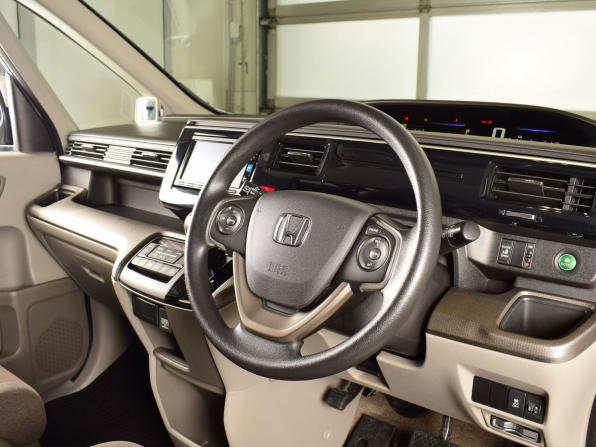 Honda Stepwgn V с пробегом 2016 года, цена 1 879 995 рублей, 58919 км, минивэн, Автокод Объявления