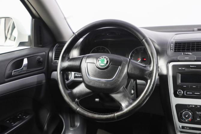 Skoda Octavia II (A5) Рестайлинг с пробегом 2013 года, цена 899 000 рублей, 2099000 км, лифтбек, Автокод Объявления