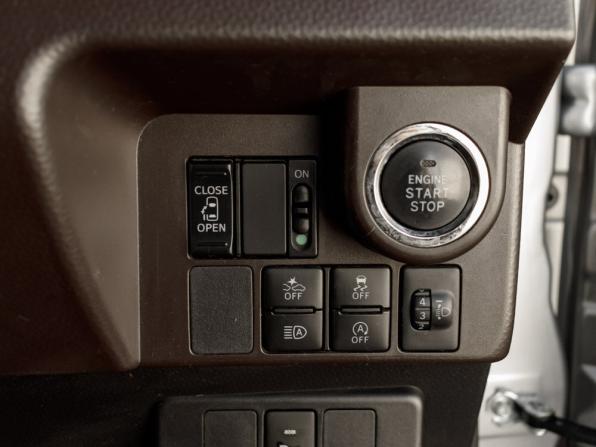 Toyota Roomy I с пробегом 2018 года, цена 900 000 рублей, 141557 км, минивэн, Автокод Объявления