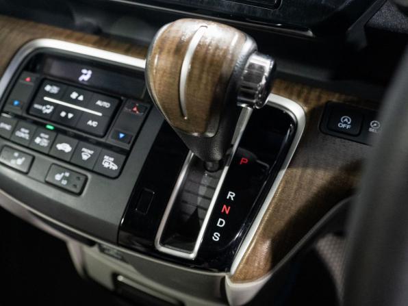 Honda Stepwgn V с пробегом 2015 года, цена 1 689 500 рублей, 165220 км, минивэн, Автокод Объявления