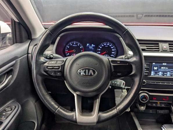Kia Rio IV Рестайлинг с пробегом 2021 года, цена 1 390 000 рублей, 97751 км, седан, Автокод Объявления