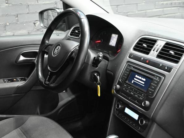 Volkswagen Polo V Рестайлинг с пробегом 2017 года, цена 1 000 000 рублей, 80508 км, седан, Автокод Объявления