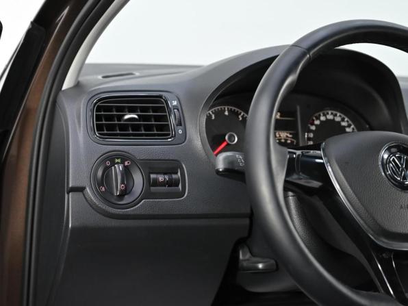 Volkswagen Polo V Рестайлинг с пробегом 2017 года, цена 589 000 рублей, 92647 км, седан, Автокод Объявления