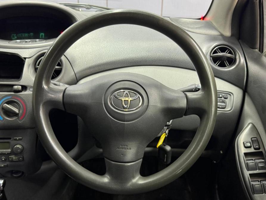 Toyota Vitz I (P10) Благовещенск  - изображение 18