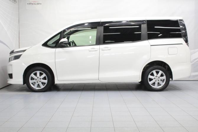 Toyota Voxy III (R80) с пробегом 2014 года, цена 1 679 000 рублей, 196000 км, минивэн, Автокод Объявления