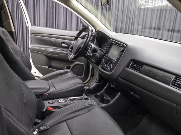 Mitsubishi Outlander III Рестайлинг 2 с пробегом 2015 года, цена 1 498 000 рублей, 230000 км, внедорожник, Автокод Объявления