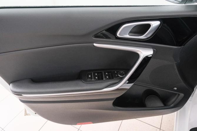 Kia Ceed III Рестайлинг с пробегом 2022 года, цена 2 249 000 рублей, 43100 км, хэтчбек, Автокод Объявления