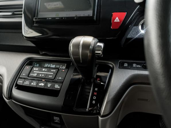 Honda Stepwgn V Рестайлинг с пробегом 2020 года, цена 2 370 000 рублей, 102012 км, минивэн, Автокод Объявления