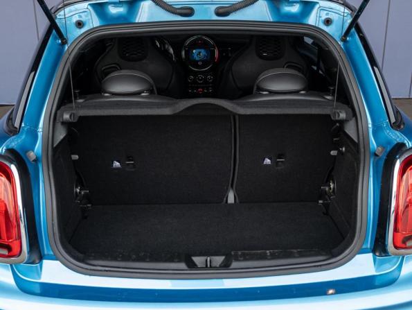 Mini Hatch III (F55/F56) Рестайлинг с пробегом 2019 года, цена 2 760 000 рублей, 62745 км, хэтчбек, Автокод Объявления