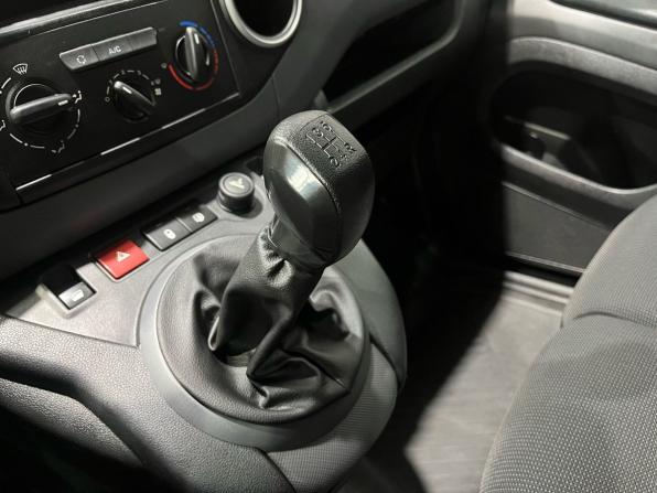 Peugeot Partner II Рестайлинг 2 с пробегом 2017 года, цена 990 000 рублей, 172080 км, фургон, Автокод Объявления