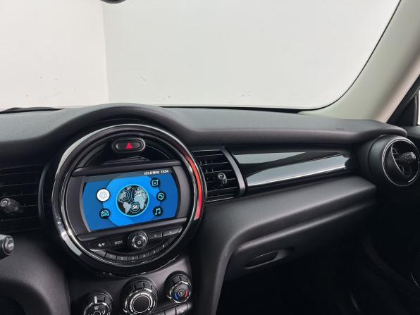 Mini Hatch III (F55/F56) Рестайлинг с пробегом 2018 года, цена 1 480 000 рублей, 148541 км, хэтчбек, Автокод Объявления
