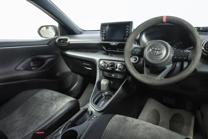 Toyota Yaris II с пробегом 2021 года, цена 1 059 000 рублей, 122000 км, хэтчбек, Автокод Объявления