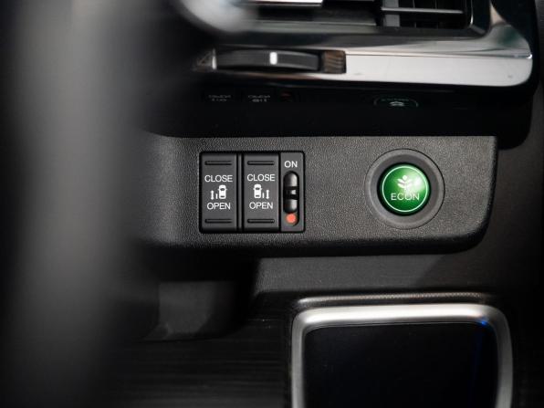 Honda Stepwgn V с пробегом 2015 года, цена 1 850 000 рублей, 156602 км, минивэн, Автокод Объявления