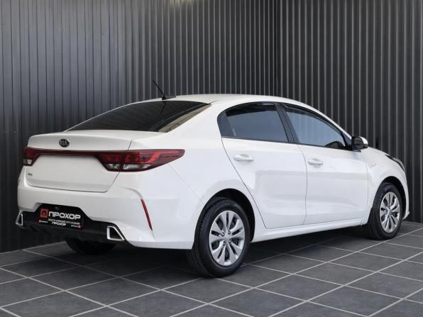 Kia Rio IV Рестайлинг с пробегом 2020 года, цена 1 367 000 рублей, 60997 км, седан, Автокод Объявления