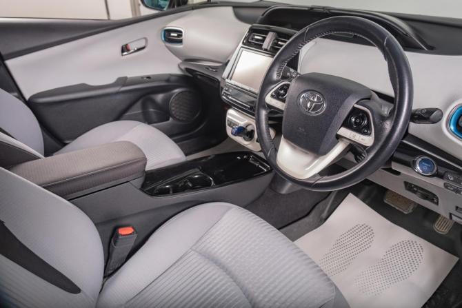 Toyota Prius IV (XW50) с пробегом 2016 года, цена 1 899 000 рублей, 143000 км, лифтбек, Автокод Объявления