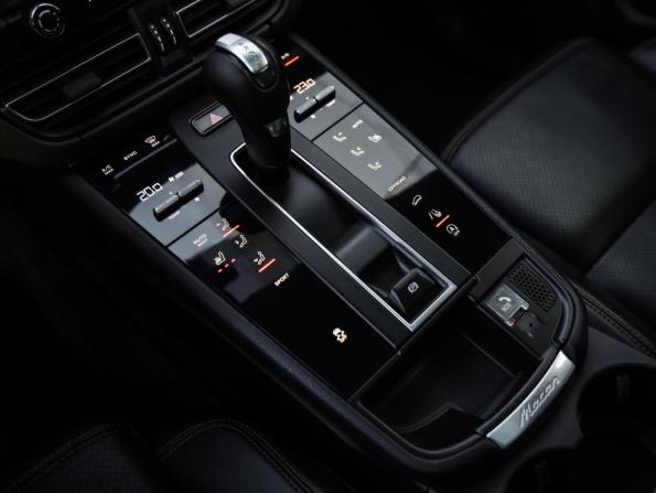 Porsche Macan I Рестайлинг 2 с пробегом 2022 года, цена 6 990 000 рублей, 81202 км, внедорожник, Автокод Объявления