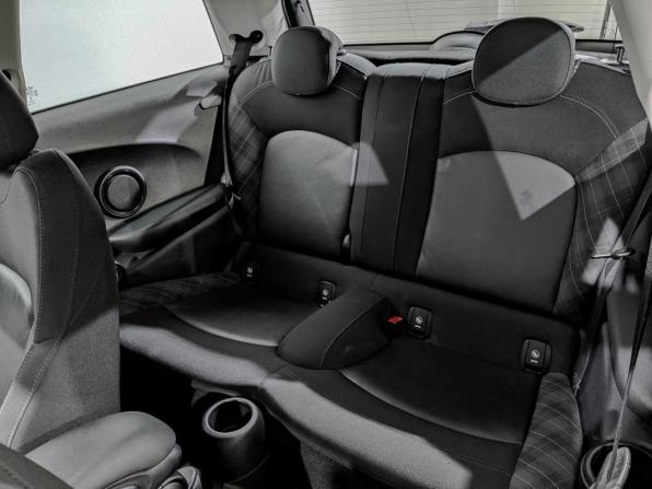 Mini Hatch III (F55/F56) Рестайлинг с пробегом 2018 года, цена 1 695 000 рублей, 100450 км, хэтчбек, Автокод Объявления