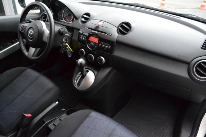 Mazda 2 II Рестайлинг (DE2) с пробегом 2011 года, цена 890 000 рублей, 72063 км, хэтчбек, Автокод Объявления