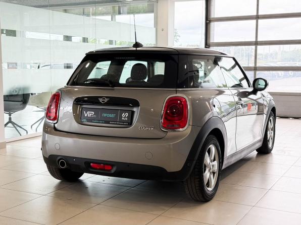 Mini Hatch III (F55/F56) Рестайлинг с пробегом 2019 года, цена 1 655 000 рублей, 48086 км, хэтчбек, Автокод Объявления