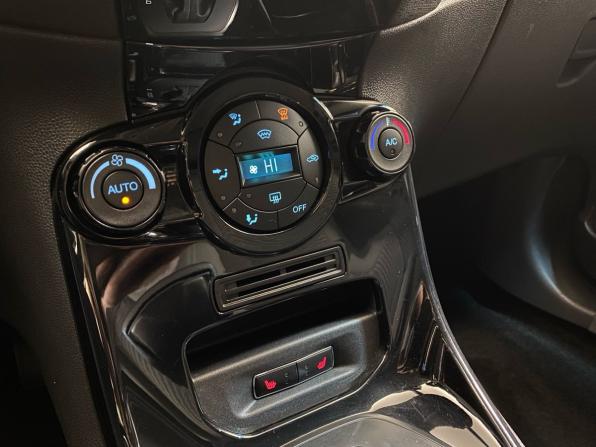 Ford Fiesta Mk6 Рестайлинг с пробегом 2016 года, цена 829 000 рублей, 134784 км, хэтчбек, Автокод Объявления