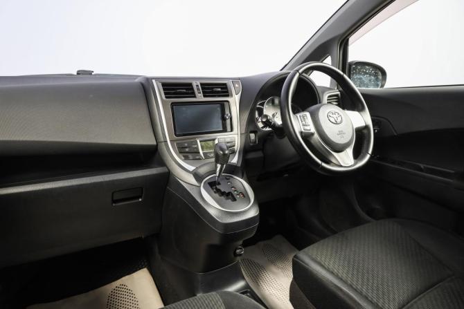 Toyota Ractis II с пробегом 2012 года, цена 1 259 000 рублей, 118321 км, хэтчбек, Автокод Объявления