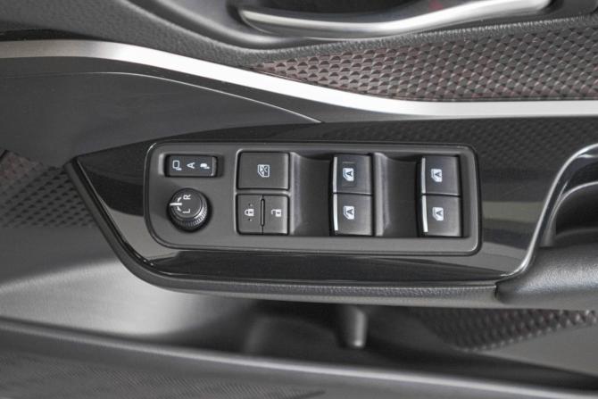 Toyota C-HR I с пробегом 2017 года, цена 2 359 000 рублей, 160000 км, внедорожник, Автокод Объявления