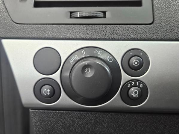 Opel Astra H Рестайлинг с пробегом 2012 года, цена 650 000 рублей, 164486 км, седан, Автокод Объявления