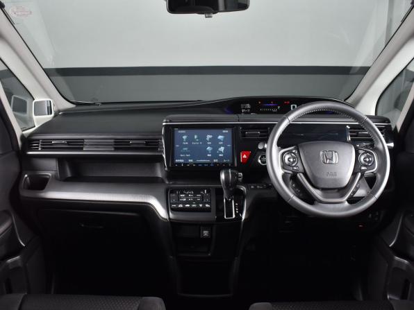 Honda Stepwgn V Рестайлинг с пробегом 2018 года, цена 2 375 995 рублей, 80752 км, минивэн, Автокод Объявления