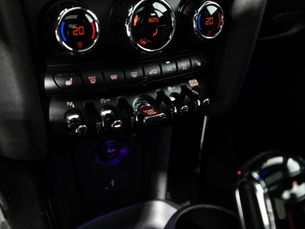 Mini Hatch III (F55/F56) Рестайлинг с пробегом 2018 года, цена 2 699 700 рублей, 110000 км, хэтчбек, Автокод Объявления