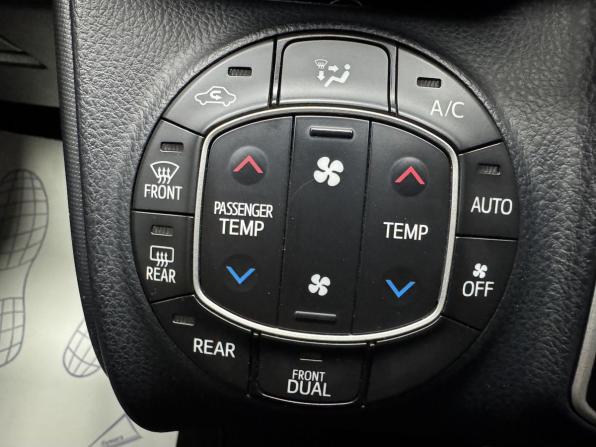 Toyota Voxy III (R80) Рестайлинг с пробегом 2018 года, цена 2 595 000 рублей, 88355 км, минивэн, Автокод Объявления