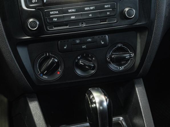 Volkswagen Jetta VI Рестайлинг с пробегом 2015 года, цена 969 000 рублей, 237923 км, седан, Автокод Объявления