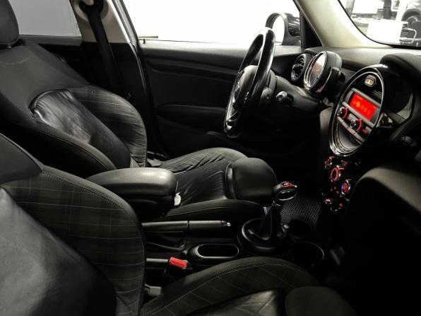 Mini Hatch III (F55/F56) с пробегом 2018 года, цена 1 120 000 рублей, 176000 км, хэтчбек, Автокод Объявления