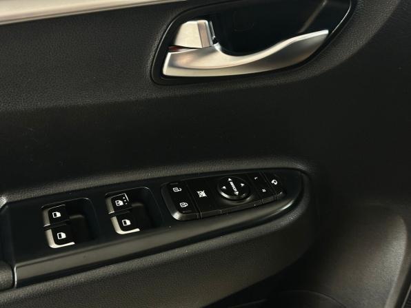 Kia Rio IV Рестайлинг с пробегом 2021 года, цена 1 549 000 рублей, 80701 км, хэтчбек, Автокод Объявления