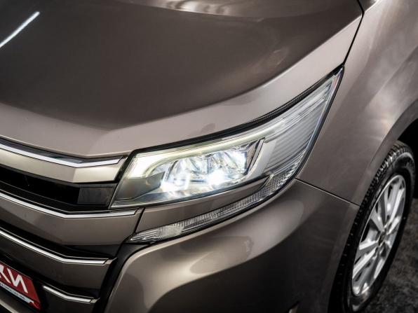 Toyota Noah III (R80) Рестайлинг с пробегом 2017 года, цена 1 970 000 рублей, 147099 км, минивэн, Автокод Объявления
