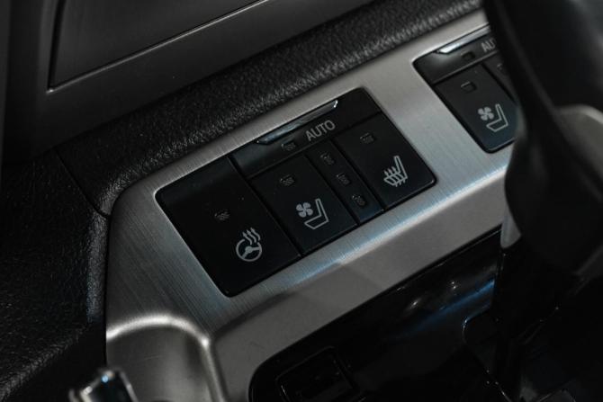 Toyota Land Cruiser 200 Series Рестайлинг 2 с пробегом 2015 года, цена 4 619 000 рублей, 211000 км, внедорожник, Автокод Объявления