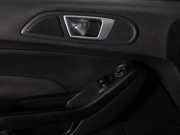 Ford Fiesta Mk6 Рестайлинг с пробегом 2018 года, цена 998 000 рублей, 70000 км, седан, Автокод Объявления