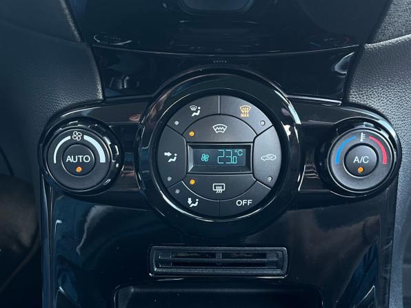 Ford Fiesta Mk6 Рестайлинг с пробегом 2016 года, цена 890 000 рублей, 70564 км, седан, Автокод Объявления