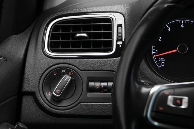 Volkswagen Polo V Рестайлинг с пробегом 2019 года, цена 1 350 000 рублей, 120356 км, седан, Автокод Объявления