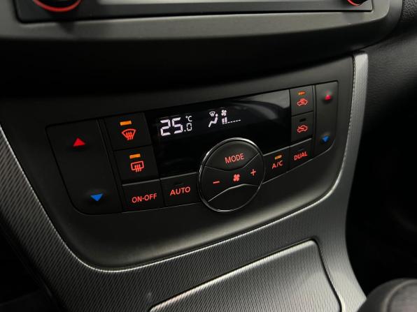 Nissan Tiida II с пробегом 2015 года, цена 1 070 000 рублей, 141739 км, хэтчбек, Автокод Объявления