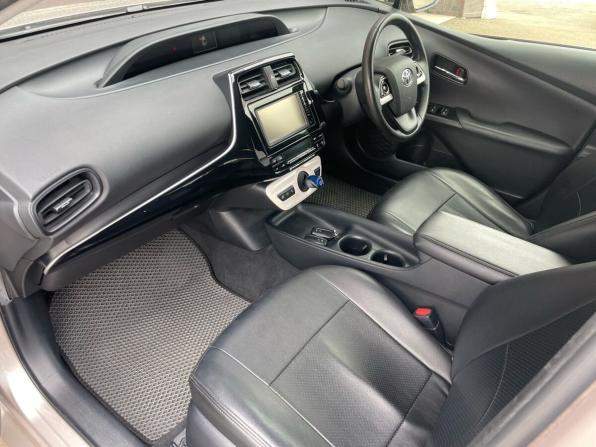 Toyota Prius IV (XW50) с пробегом 2016 года, цена 1 570 000 рублей, 140614 км, лифтбек, Автокод Объявления