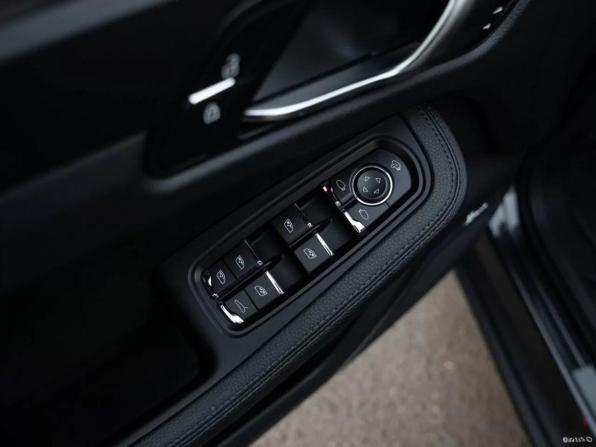 Porsche Macan I Рестайлинг 2 с пробегом 2023 года, цена 9 900 000 рублей, 17521 км, внедорожник, Автокод Объявления