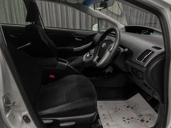 Toyota Prius III Рестайлинг (XW30) с пробегом 2013 года, цена 950 000 рублей, 325000 км, лифтбек, Автокод Объявления