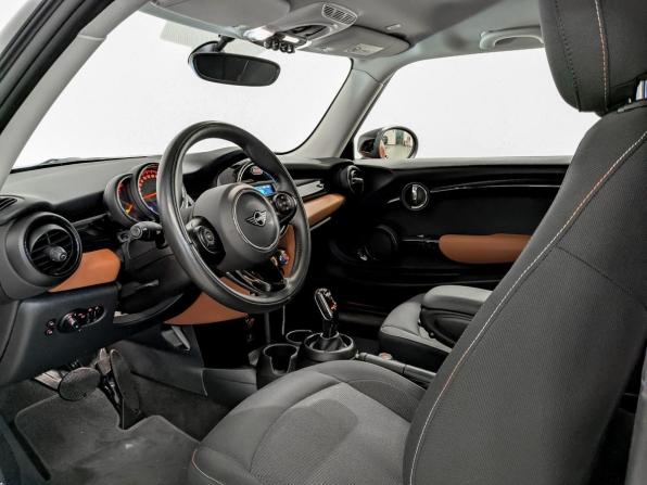 Mini Hatch III (F55/F56) Рестайлинг с пробегом 2020 года, цена 2 395 000 рублей, 46120 км, хэтчбек, Автокод Объявления