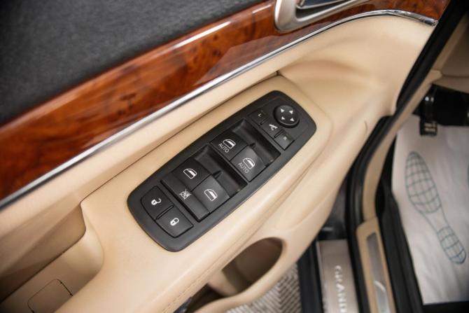 Jeep Cherokee V (KL) с пробегом 2012 года, цена 1 599 000 рублей, 360000 км, внедорожник, Автокод Объявления